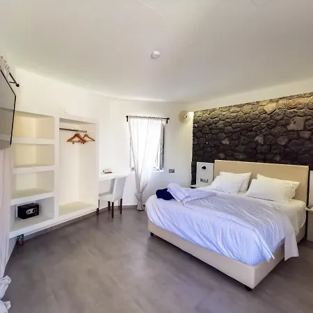 Noir Santorini Kapsül Otel Monolithos
